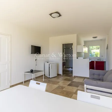 La Maison De Chantal Homestay *
